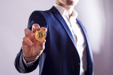 Altın Bitcoin bir adamın elinde, Dijital sembolü yeni sanal para biriminin