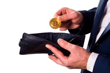 Beyaz bir arka plan üzerinde izole bitcoin tutan bir iş adamı. Altın bitcoin paralar adam elinde. Sanal para birimi. Kripto para birimi. Yeni sanal para. Açılan cüzdan.