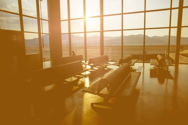 Yolcu havaalanında gündoğumu arka plan gemiye gitmek için bekleyen silüeti