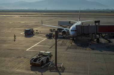 Havaalanında uçak kargo yükleme, pencereden görüntüleme