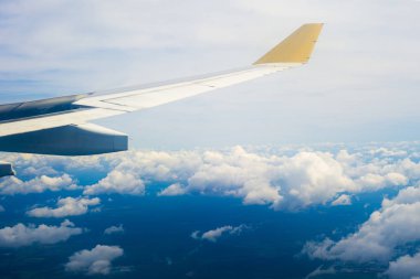 Kanatlı uçak gökyüzüne karşı