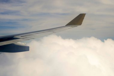 bir uçağın gökyüzünde kanat