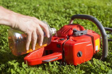 Tamirci chainsaw yağda zincir bakım için yeniler