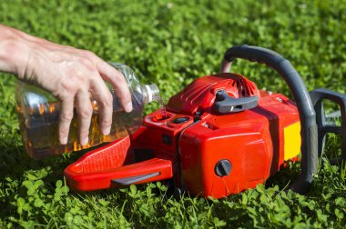 Tamirci chainsaw yağda zincir bakım için yeniler
