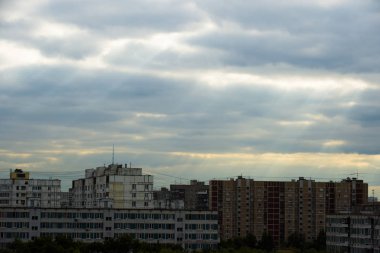 güneş ışığı kırma karanlık Bulutların arasından bir ışın.