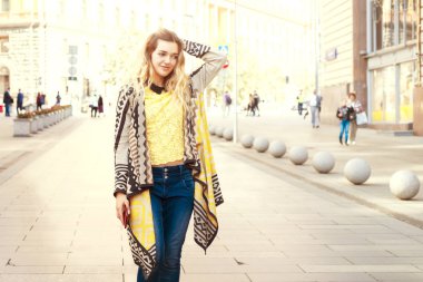 Genç güzel güzel kız elinde telefon yolda yürüyorduk