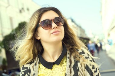 Güneş gözlüğü, genç güzel bir kendine güvenen kız portresi yakın çekim.