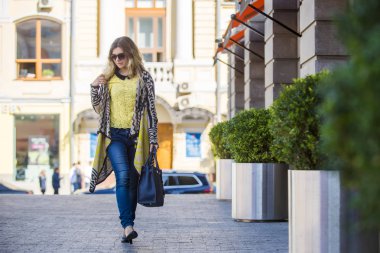 Genç bir kız mağaza tarafından yürür