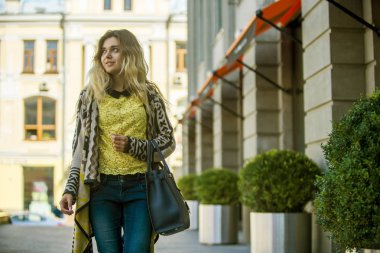 Genç bir kız mağaza tarafından yürür