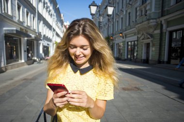 Genç güzel güzel kız elinde telefon yolda yürüyorduk