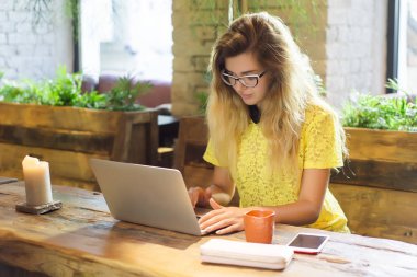 Netbook, sevimli kadın başarılı freelancer kafede otururken dizüstü bilgisayar kullanan çalışan genç kız öğrenci