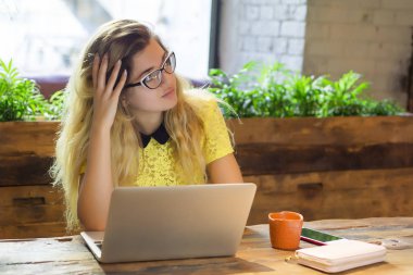 Netbook, sevimli kadın başarılı freelancer kafede otururken dizüstü bilgisayar kullanan çalışan genç kız öğrenci