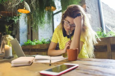 Netbook, sevimli kadın başarılı freelancer kafede otururken dizüstü bilgisayar kullanan çalışan genç kız öğrenci