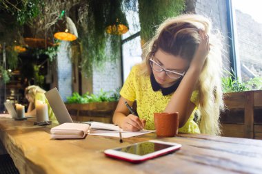 Netbook, sevimli kadın başarılı freelancer kafede otururken dizüstü bilgisayar kullanan çalışan genç kız öğrenci