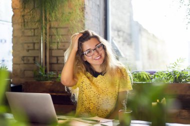 Netbook, sevimli kadın başarılı freelancer kafede otururken dizüstü bilgisayar kullanan çalışan genç kız öğrenci