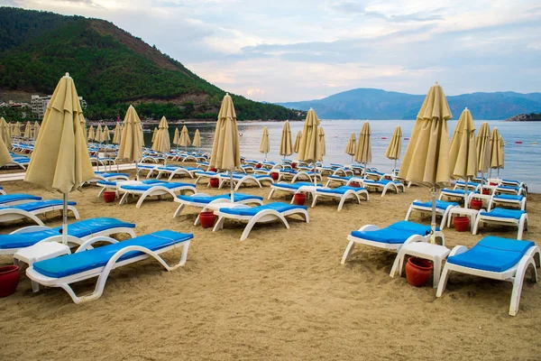 Türkiye'de bir plajda şezlong