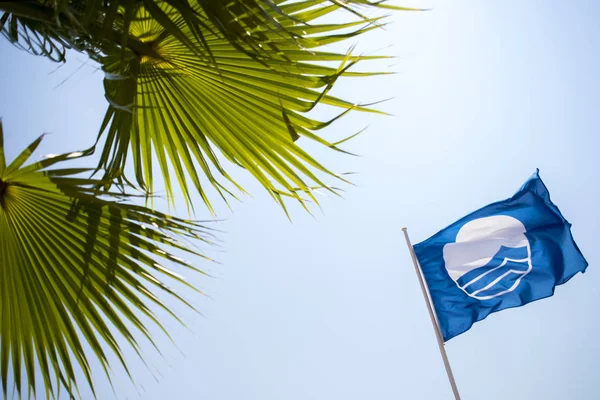 Mavi bayrak mavi gökyüzü karşı. Mavi bayrak, güvenlik, temizlik ve çevre standartlarını alanlarda başarılı çalışmalar yapmalı karşılamak plajlar verilen uluslararası bir ödül olduğunu.