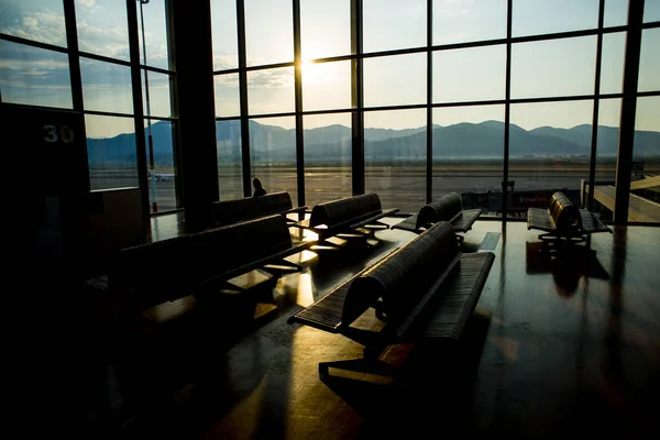 Sylwetka Pasażerów Czekają Aby Przejść Pokładzie Lotnisku Tło Wschód Słońca — Zdjęcie stockowe