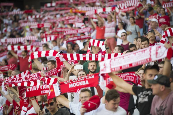Rusya, Moskova, Ağustos 2017: Spartak Moskova - Lokomotiv Spartak fanlar futbol kulübü sallayarak eşarp bir futbol maç