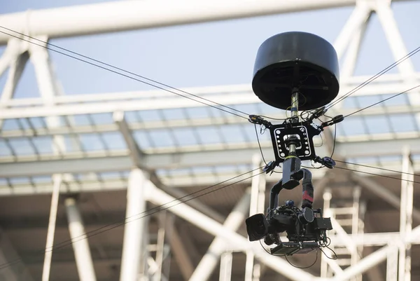 TV kamera futbol ya da bir konser için kablolar üzerinde asılı