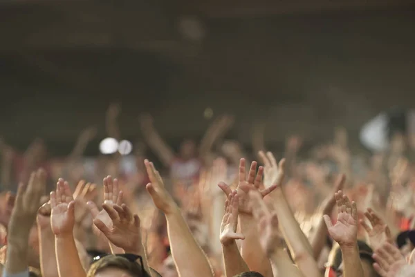 Stadyum podyumda alkışlar futbol taraftarları