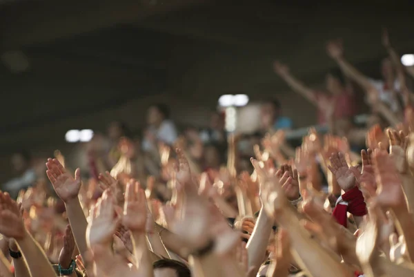 Stadyum podyumda alkışlar futbol taraftarları