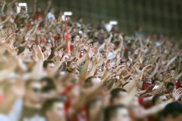 Fani Piłki Nożnej Klaskanie Podium Stadionu — Zdjęcie stockowe