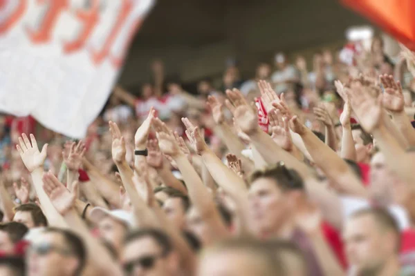 Fani Piłki Nożnej Klaskanie Podium Stadionu — Zdjęcie stockowe