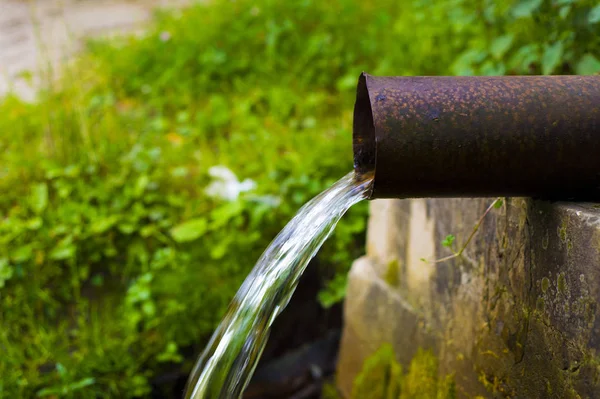 Kaynak suyu borudan dökülen