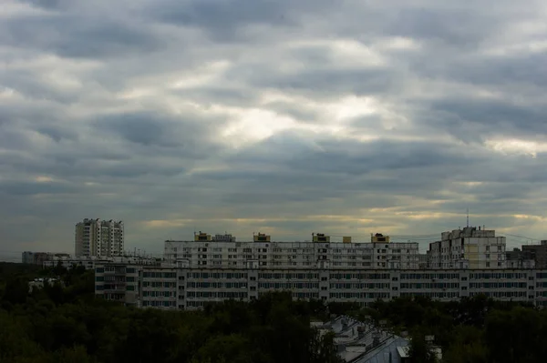 Rază Lumină Solară Care Sparge Prin Nori Întunecați — Fotografie, imagine de stoc