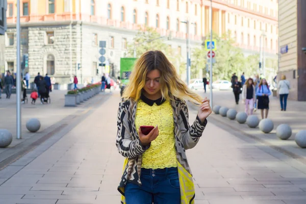 Genç güzel güzel kız elinde telefon yolda yürüyorduk