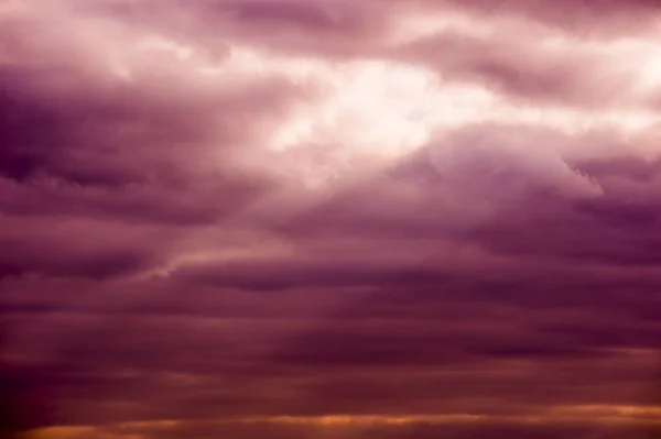 深紅色の雲と空 — ストック写真