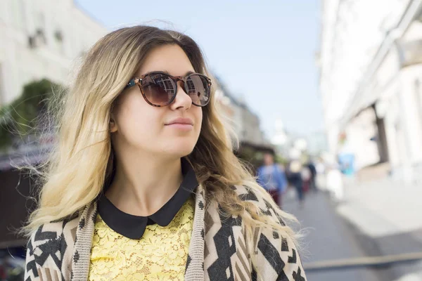 Güneş gözlüğü, genç güzel bir kendine güvenen kız portresi yakın çekim.