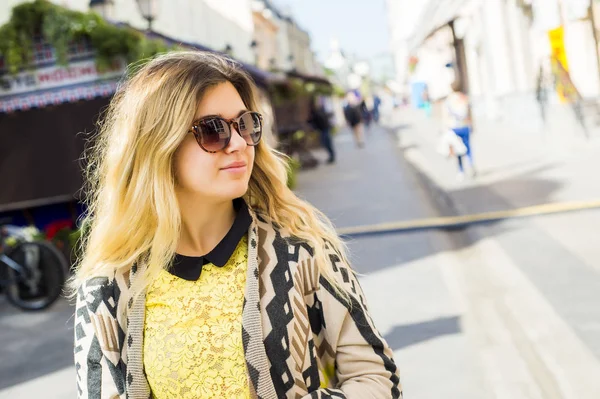 Güneş gözlüğü, genç güzel bir kendine güvenen kız portresi yakın çekim.