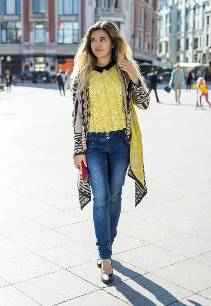 Genç güzel güzel kız elinde telefon yolda yürüyorduk