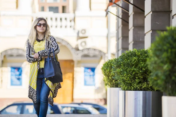 Genç bir kız mağaza tarafından yürür