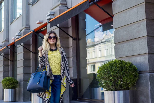 Genç bir kız mağaza tarafından yürür