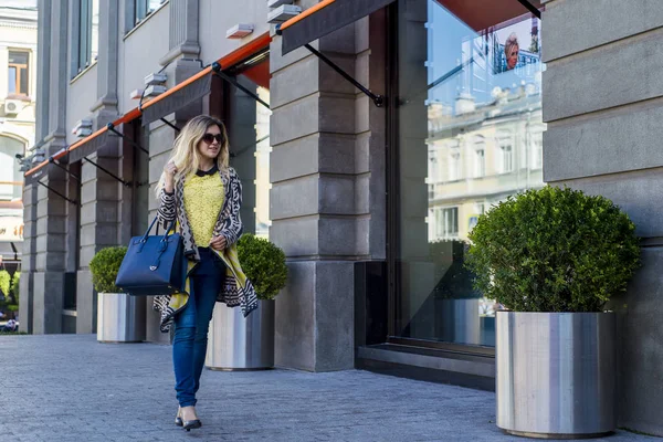 Genç bir kız mağaza tarafından yürür