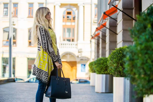 Genç bir kız mağaza tarafından yürür