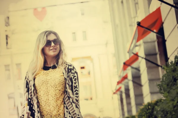 Avrupa'nın seçkin alışveriş merkezi yakınındaki bir genç kız yürüyor.