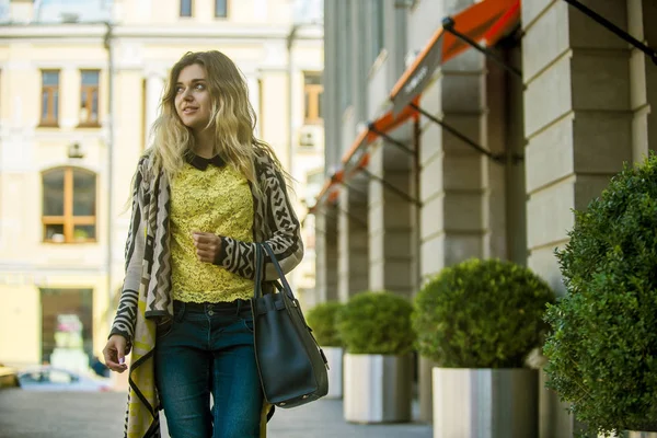 Genç bir kız mağaza tarafından yürür