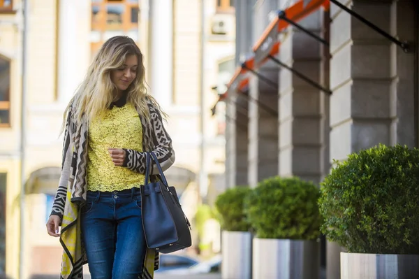 Genç bir kız mağaza tarafından yürür