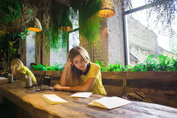 Femeie Frumoasă Care Uită Meniu Restaurant — Fotografie, imagine de stoc