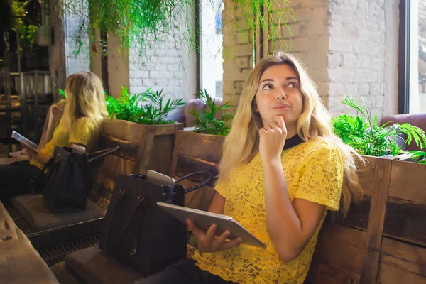 Bella Ragazza Con Tablet Siede Caffè — Foto Stock