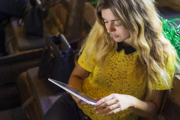 Tablet ile güzel kız bir kafede oturuyor