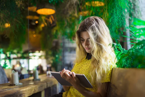 Bella Ragazza Con Tablet Siede Caffè — Foto Stock