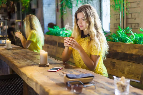 Fincan kahve ile güzel kız bir kafede oturuyor