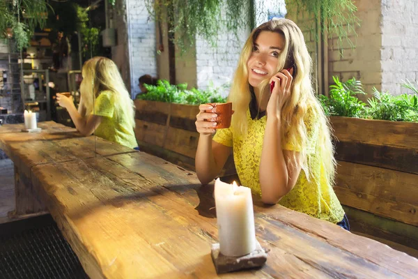 Fincan kahve ile güzel kız bir kafede oturuyor