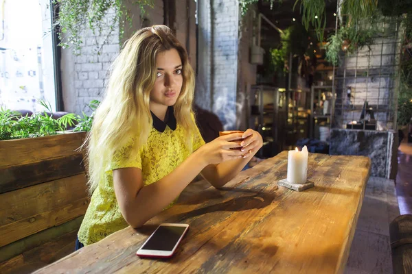 Fincan kahve ile güzel kız bir kafede oturuyor