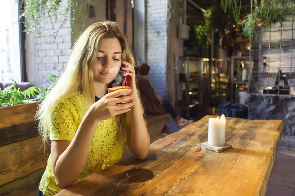 Fincan kahve ile güzel kız bir kafede oturuyor